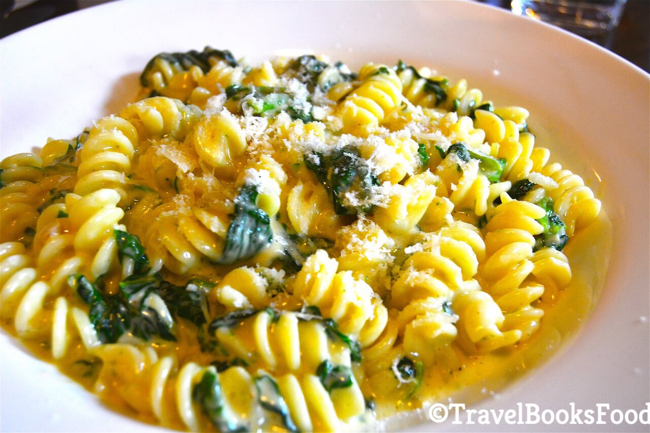 A bowl of Vegetarian white sauce pasta