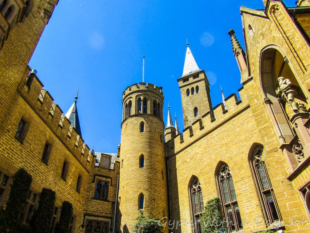 A picture of a palace courtyard