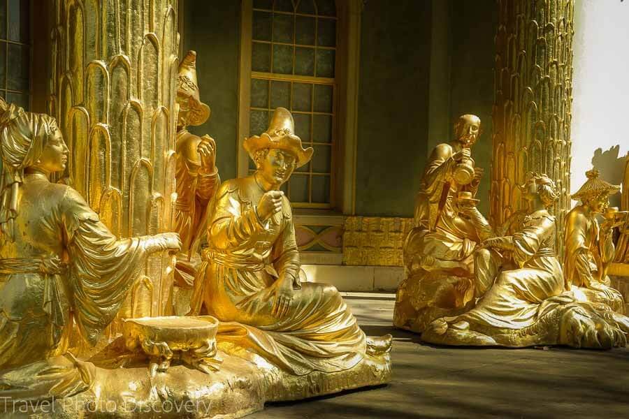 Lots of golden statues of a chinese tea room in Potsdam